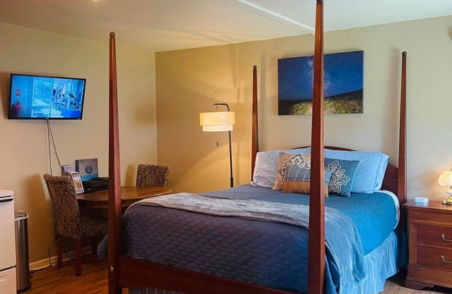 Gorgeous Studio home, Fenced yard, Open Yr Rnd, Dog Friendly.