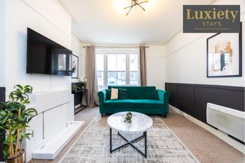 Gorgeous & Stylish 3BR Home HIGH STREET LOCATION by Luxiety Stays Serviced Accommodation