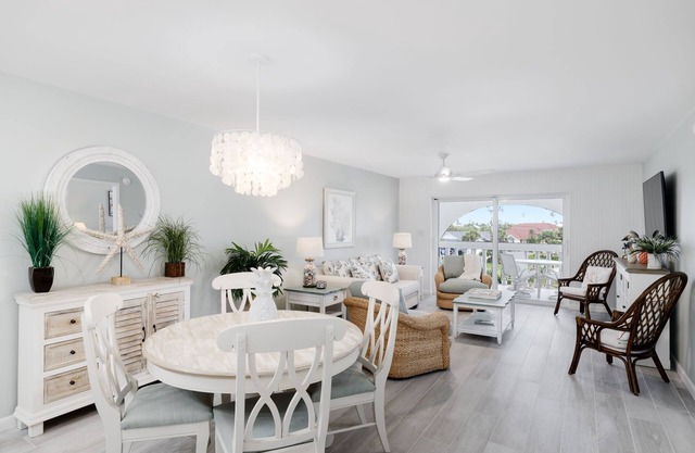 Gorgeous Top Floor Beach Condo at Breakers West