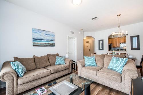 Gorgeous Top-Floor Condo w Private Balcony