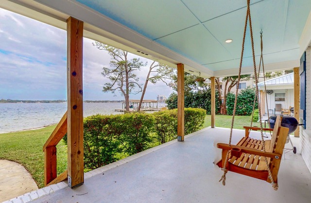 Gorgeous waterfront coastal cottage with dock, Wifi, & private washer/dryer