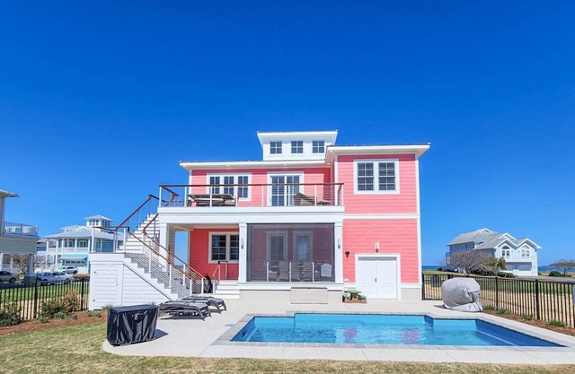 Gorgeous water views, a private swimming pool & easy access to private beach!