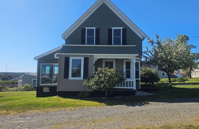 Gorgeous water views, cozy and spacious! Walk to restaurants/pubs & beaches!