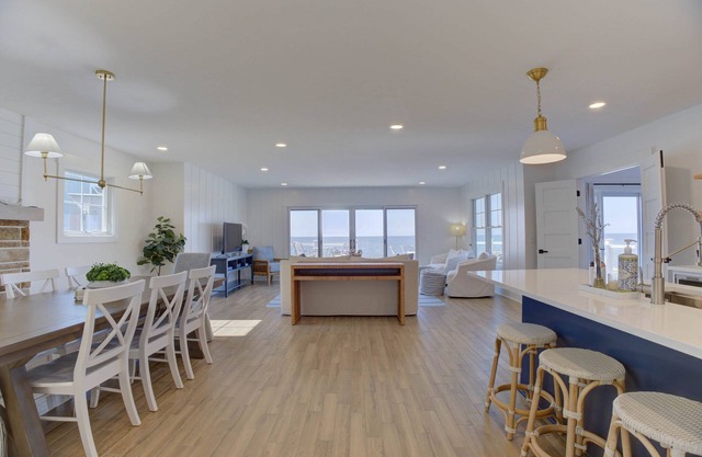Gorgeous Waterfront Retreat - 4bdrms/3.5bths