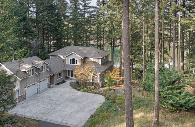 Gorgeous Waterfront Home w/Hot Tub! (RH Manor)