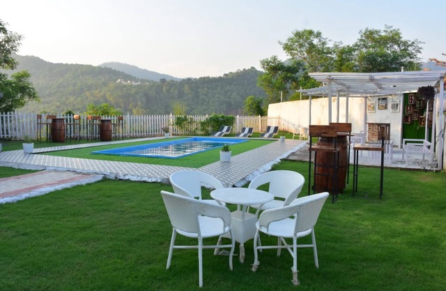 Goroomgo Treeiose Resort Baddi