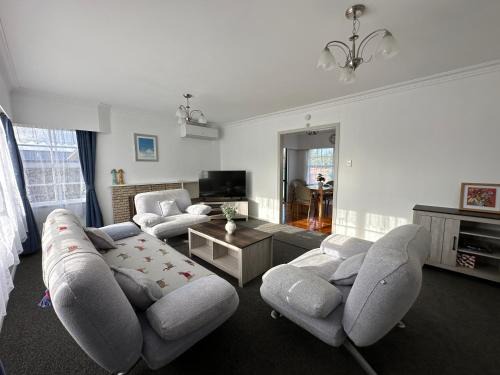 Gracious 3 Bdrm House in Chartwell