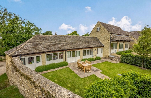 Grade II listed three bedroom holiday home in the Cotswolds - The Byre