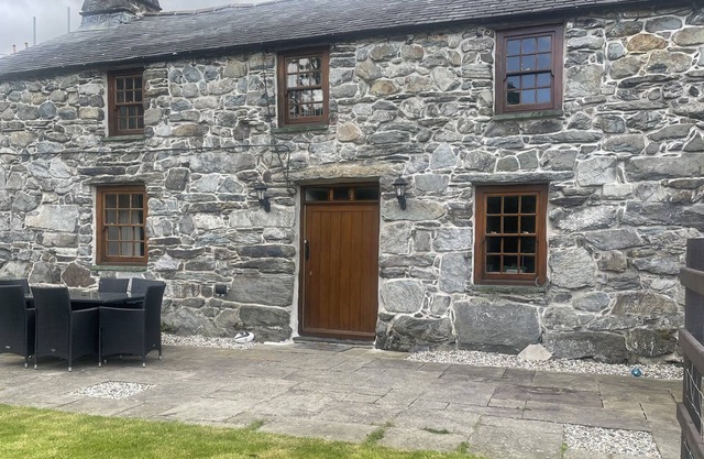 GradeII listed cottage in Snowdonia National Park, In a popular village Llanbedr