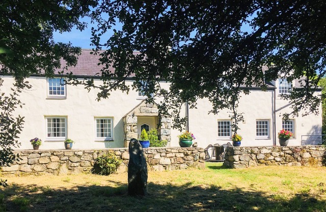 GRAFOG FARM COTTAGE, pet friendly, with open fire in Groeslon