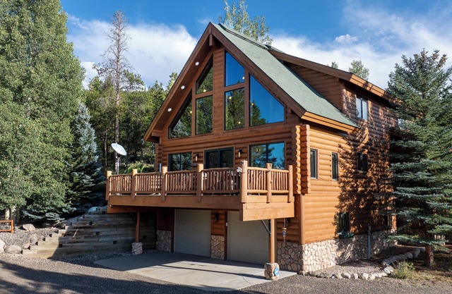 Granby 5 BR Cabin on Private Wooded Lot - VIEWS!, HOTTUB, + FIREPIT!