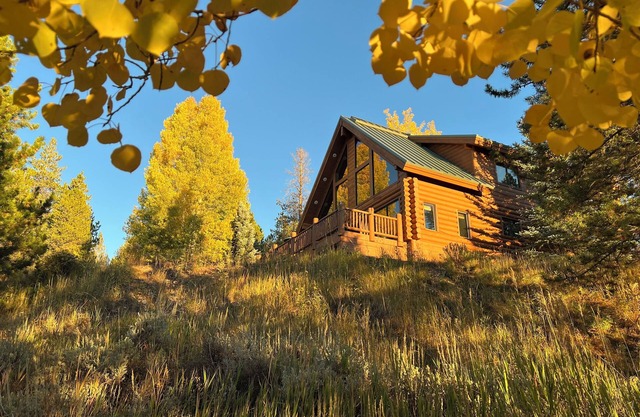Granby 5BR Cabin on Private Wooded Lot - VIEWS!, HOTTUB, + FIREPIT!