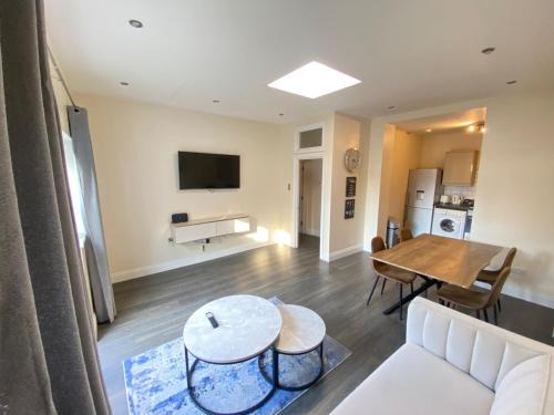 Grand 2 Bed Apartment In London
