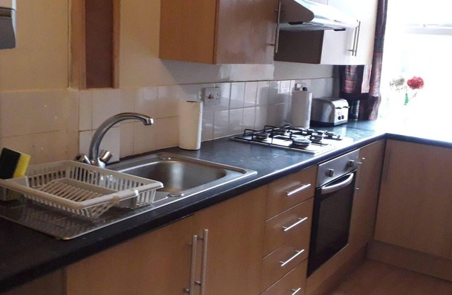 Grand 4-bed Quasi Semi House in Manchester