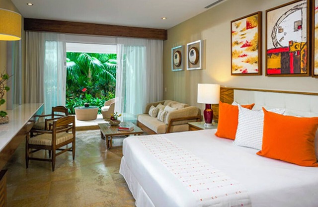 Grand Bliss luxury 5 star 2 bedroom suite w/a Large Balcony with pool