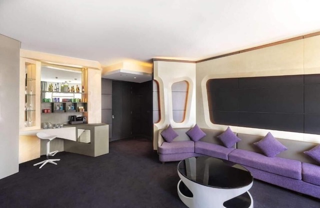 Grand Deluxe Suite Room Near JW Marriott Marquis