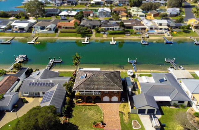 Grand. Entertainer. Waterfront!