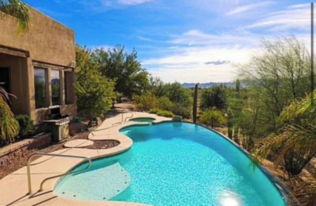 Grand estate, salt pool and spa, spacious privacy, sweeping views