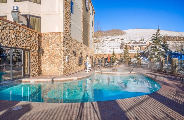 Grand Lodge 1-Bedroom Condo with 3 Queens & Close to Everything 1 Condo - No Cleaning Fee! by RedAwning