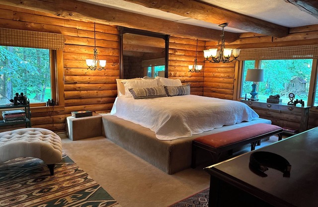 Grand Log Cabin in the Woods 3BR 2BA