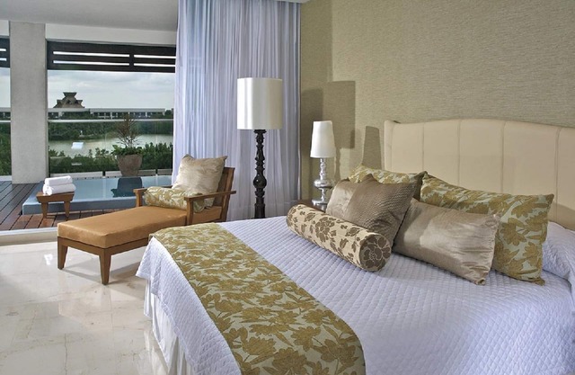 Grand Luxxe 2 Bedroom Suit 10/26 - 11/02