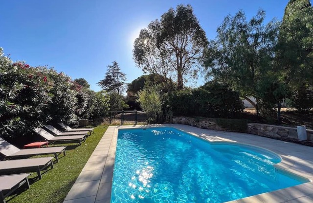 Grand Mas provençal, mer à 200m, parking privé fermé, piscine chauffée