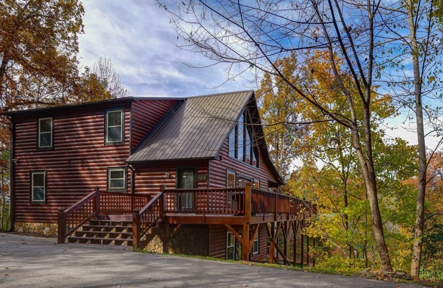 Grand Mountain Views Cabin - Hot Tub, Fire Pit, Casino!