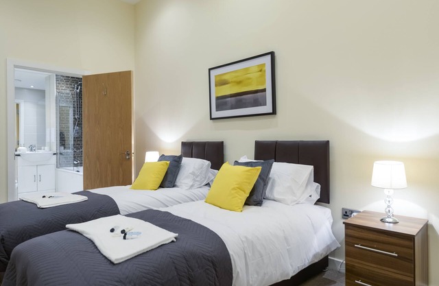 Grand Springs, 2 Bed Apartment In City Centre, Stone's Throw To Station