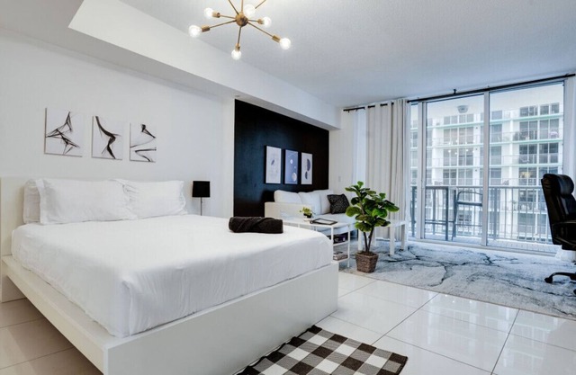 Grand Studio with Private Balcony and Biscayne Bay views!
