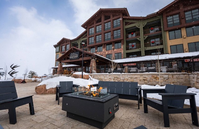Grand Summit Hotel - Largest 2 Bedroom/3 Bathroom Suite!