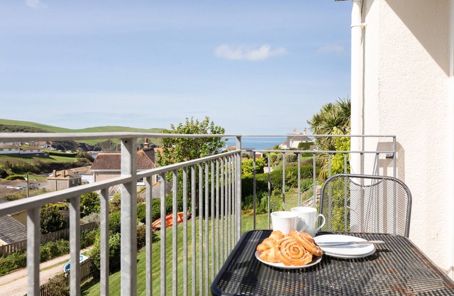 GRAND VIEW, family friendly, country holiday cottage in Hope Cove