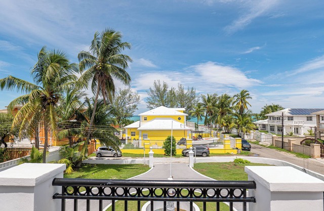 Grand Villa - steps from sandy beaches, golfing, 5 star restaurants & Waterparks