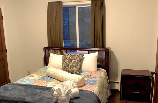 Grandma's Suite - Convenient Valley Location, Offering 10% OFF ON TOURS!