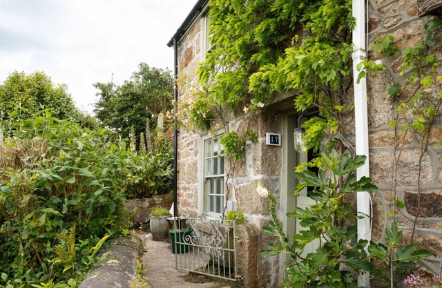 Granite Cottage in Newlyn with Sea Views & Garden