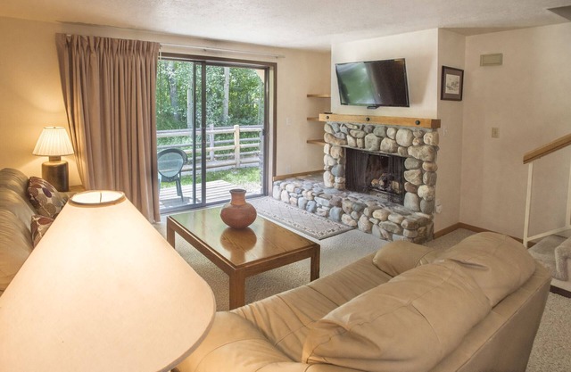 Great 2 bed townhouse. This is the best location in Ketchum!