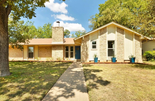 GREAT 3 bed 2 bath home! Central Austin with large yard!