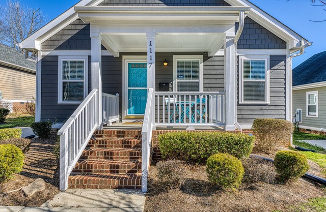 Great 4 Bedroom Bungalow- 1.5 miles to Downtown Raleigh