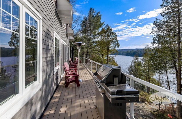Great 5 bed 4 bath cottage on Fairy Lake - SW Exposure! Sauna!
