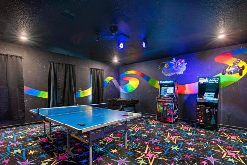 Great 8 br villa w games theater pool by Disney