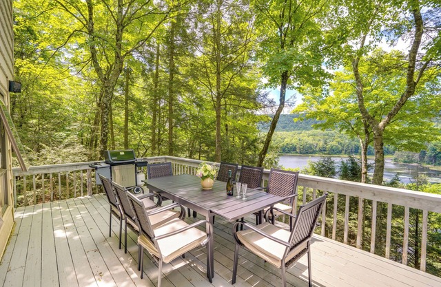 Great Barrington Lakeside Getaway w/Kayak & Grill