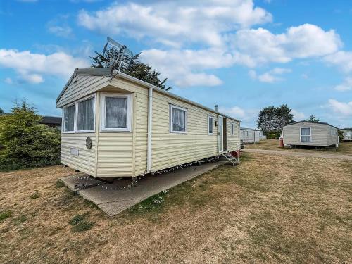 Great Caravan At Breydon Water Holiday Park, Ref 10086B