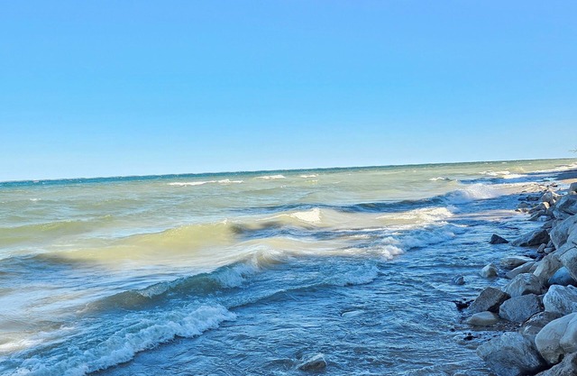 Great cozy cottage with Lake Michigan beach access, nice large deck.