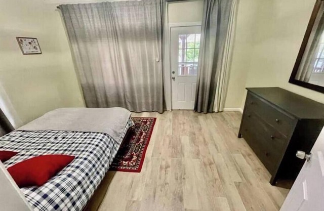 Great duplex 3BR/2bth apartment on the ocean block