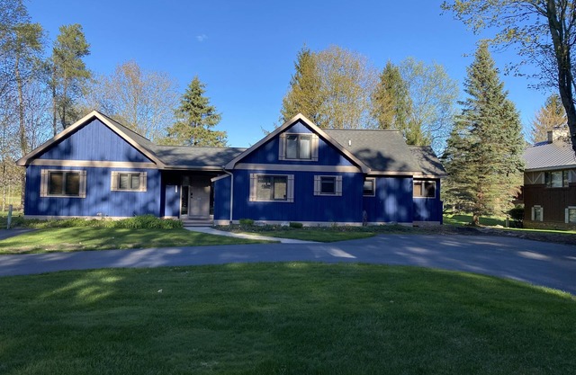 Great Family Cottage at Crystal Mountain - Short walk to ski and golf