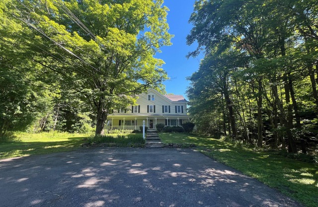 GREAT FOR FAMILIES! 3 MINUTE WALK TO MAIN STREET & 1 MILE FROM WINDHAM SKI MT.