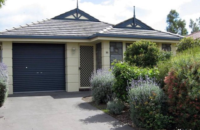 Great Home Close to Encounter Lakes Beach