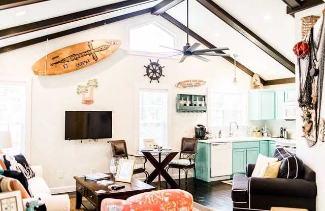 Great Location Unique Luxury Cottage- Sleeps 3 Spa Shower Close to Sea Island