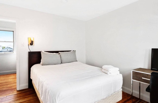 Great Located 3BR w/Parking, 8min Walk to Beach