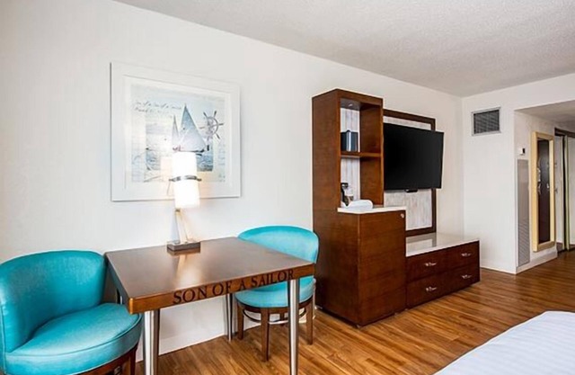 Great Location! 3 Comfortable Units, Free Parking, Onsite Pool