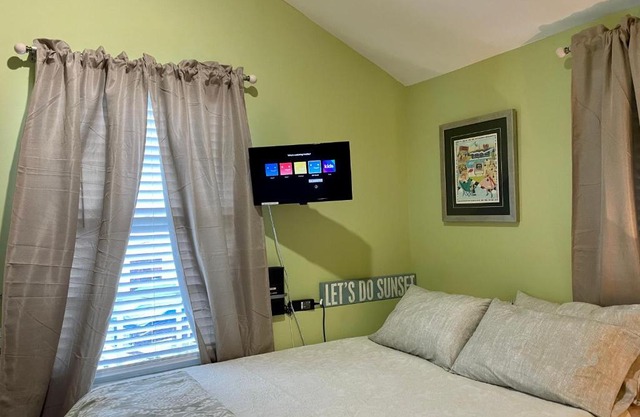 Great Old Town Location, Steps from Mallory Square
